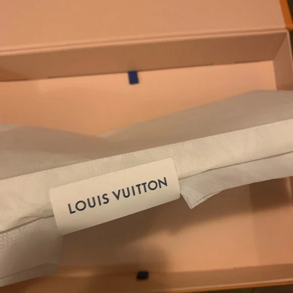 Authentic Louis Vuitton box for a scarf - Picture 3 of 6